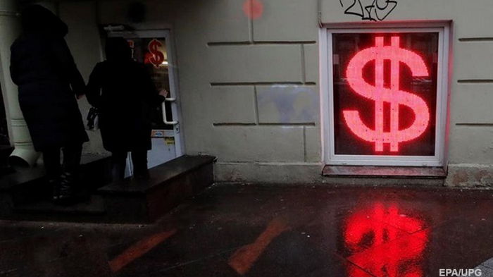 Россиян ограничили в вывозе валюты за границу
