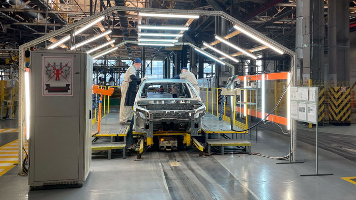 АвтоВАЗ останавливает сборку Lada