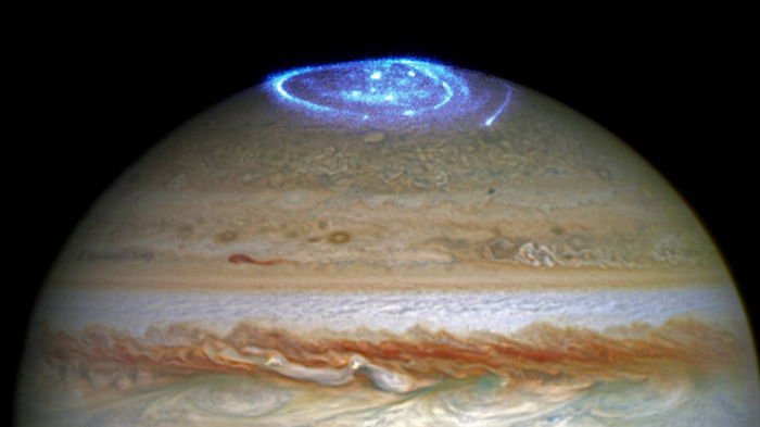 Ученые выяснили, что светится в верхних слоях атмосферы Юпитера