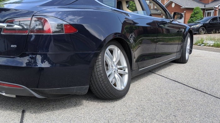 Хуже только Logan и Duster: электрокар Tesla Model S провалил испытания безопасности (фото)