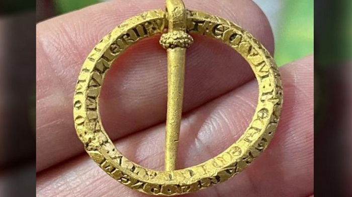 В Британии нашли 800-летнюю брошь с заклятием, отгоняющим болезни (фото)
