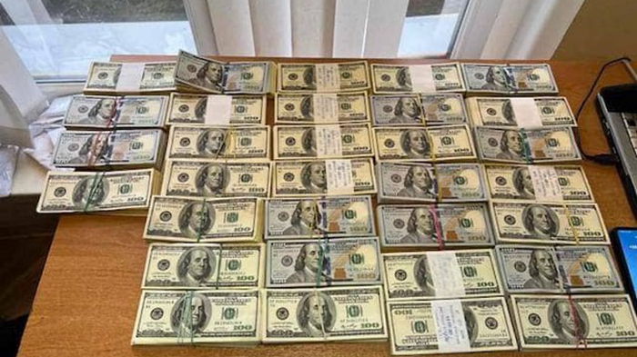 Украинец пытался вывезти в Польшу 320 тысяч долларов