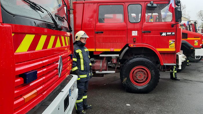 Франция передала Украине колонну пожарной техники (фото)