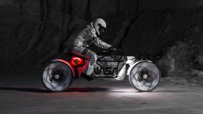 В Германии создали первый лунный мотоцикл — с «невидимой» рамой и суперлегкий (видео)
