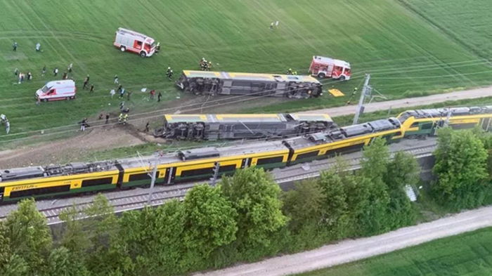 В Австрии пассажирский поезд сошел с рельсов, погибли люди