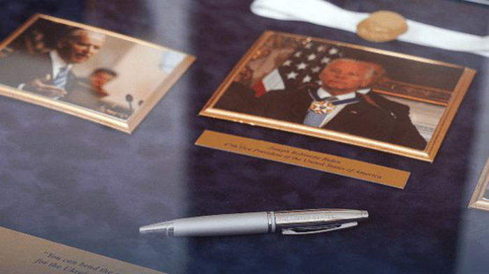 Именную ручку Байдена продали на аукционе Prozorro по цене в 20 раз выше стартовой