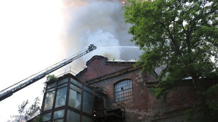 Пожар на заводе в Харькове тушили более семи часов (фото)