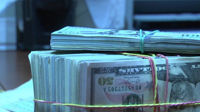 Зеленский узаконил штрафы за вывоз незадекларированной валюты за границу
