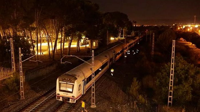 В Испании столкнулись поезд и локомотив, 30 пострадавших