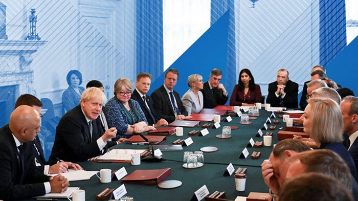 Почти 40 членов правительства Британии уходят в отставку