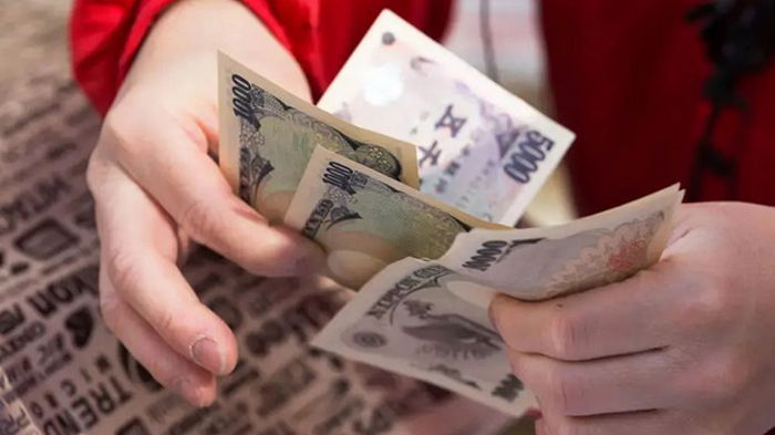 Курс японской валюты обвалился до двадцатилетнего минимума