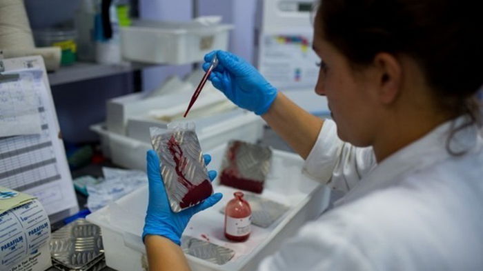 Франция передала Украине лабораторию для анализа ДНК
