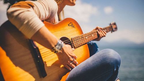 Сложно ли научиться исполнять знаменитые песни под гитару