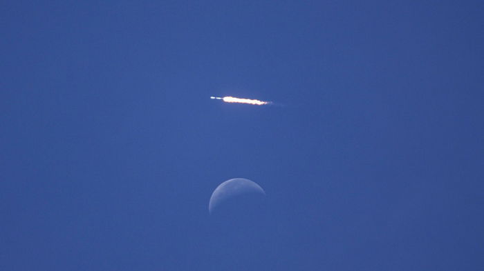 Ракета SpaceX Falcon 9 «пролетела» над Луной после запуска с космодрома (видео)