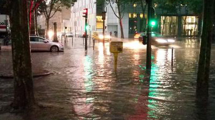 Le Figaro: Париж после многих недель жары накрыл мощный ливень