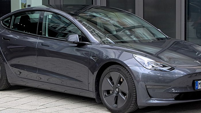 Tesla приостановила продажу самой популярной модели электромобиля