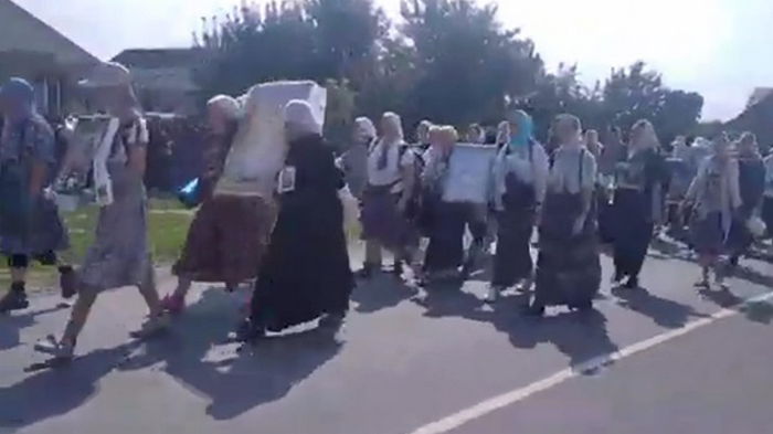 В сторону Почаева движется неорганизованная колонна верующих УПЦ