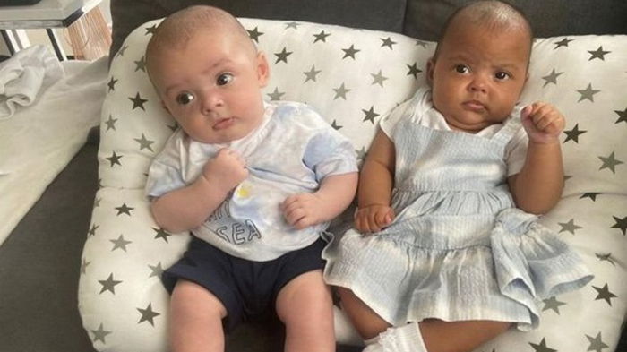 Британка родила близнецов с разным цветом кожи