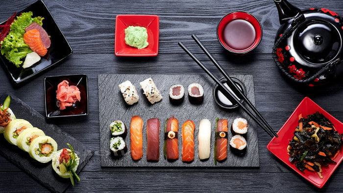 С чем можно комбинировать суши? С какими соусами и блюдами они лучше всего подходят?