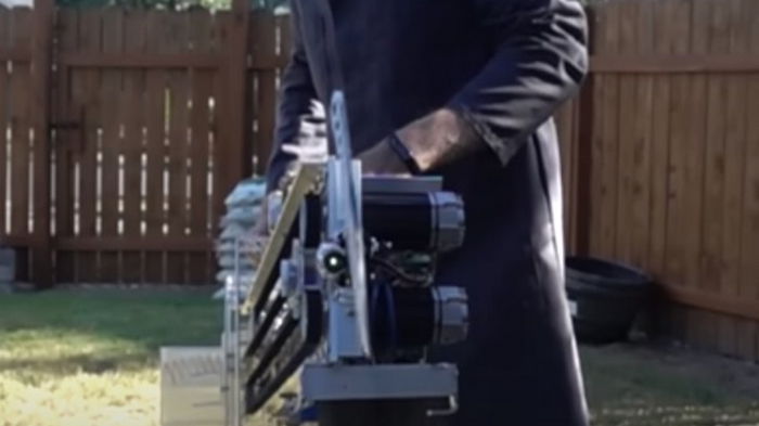 Блогеры создали пулемет, стреляющий ножами (видео)