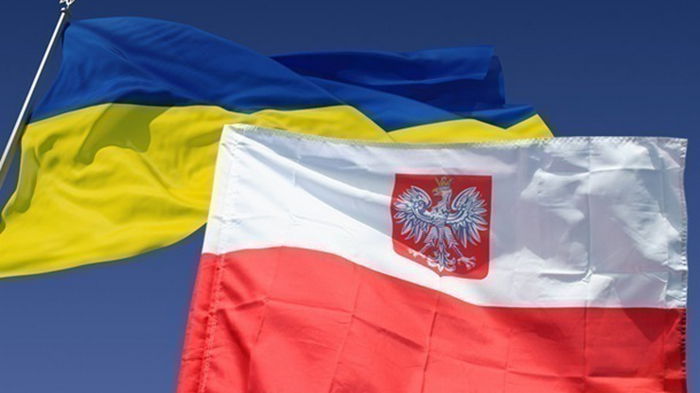 Поляки имеют право находиться в Украине 18 месяцев