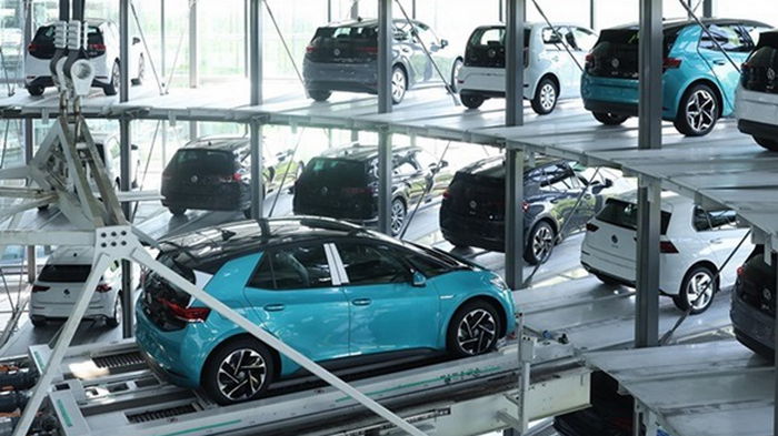 В Европе впервые за 13 месяцев возрос спрос на новые авто - Bloomberg