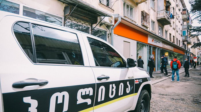 Вооруженный грабитель захватил банк в Грузии и требует выкуп