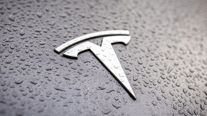 Tesla отзовет более миллиона автомобилей из-за проблемных стекол