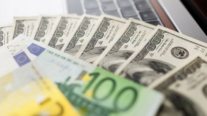 Доллар и евро подешевели. Курсы валют в банках