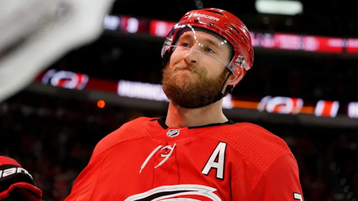 Старт НХЛ. В центре внимания — Джейккоб Слэвин