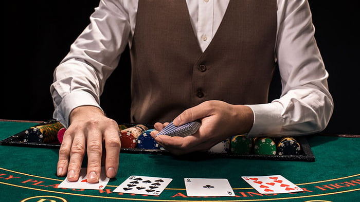 Сколько зарабатывают дилеры казино?