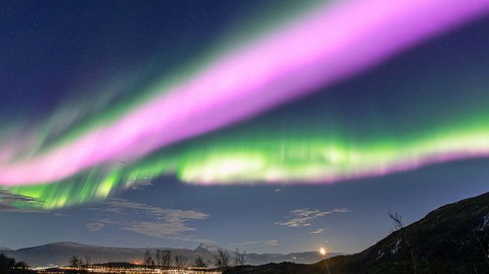 Над Норвегией увидели розовое полярное сияние – оно образовалось из-за солнечной бури