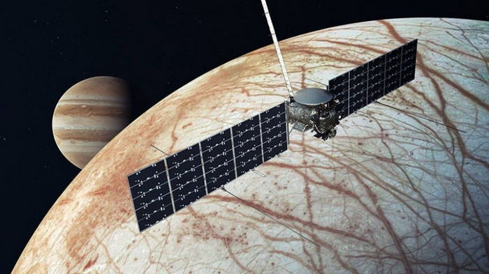 На спутнике Юпитера Европе могут быть действующие подводные вулканы, поддерживающие жизнь, - ученые