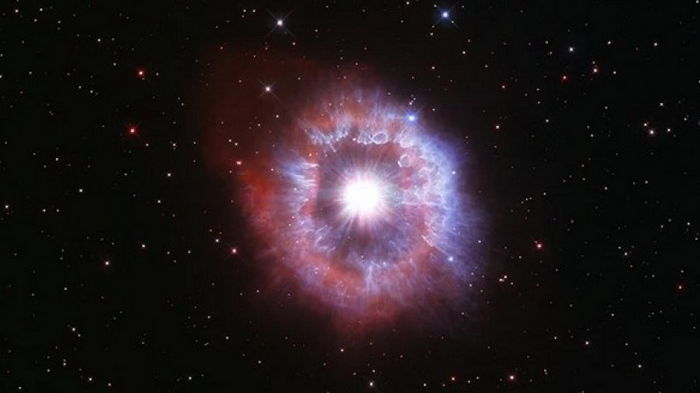 Телескоп Хаббл показал гигантскую звезду на грани уничтожения