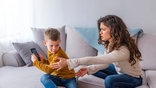 ребенок и смартфон