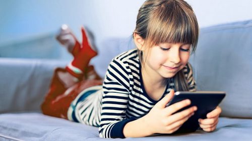 ребенок и смартфон