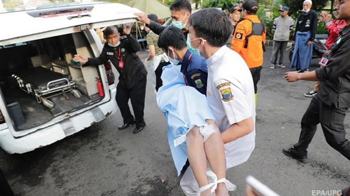 В Индонезии сильное землетрясение, десятки жертв (видео)