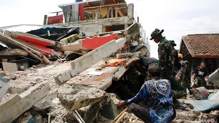 Землетрясение в Индонезии: спасатели нашли еще 100 погибших