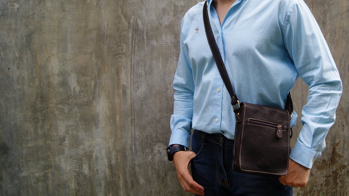 Мужские кожаные сумки через плечо: на какие детали обратить внимание?