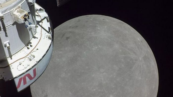 NASA показало фото Земли и Луны с космического корабля Orion