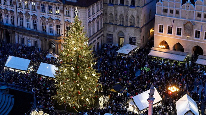 В Праге после двухлетнего перерыва зажгли Рождественскую елку