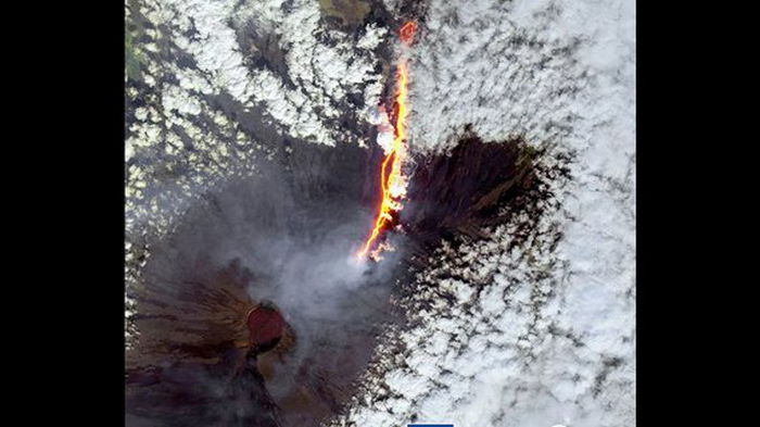 Спутник зафиксировал извержение вулкана на Гавайях (фото)