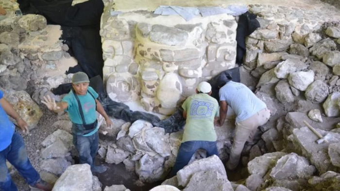 Археологи раскопали маску древнего божества майя и снова ее закопали