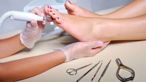 Как проводят медицинский педикюр и чем он отличается от обычного?