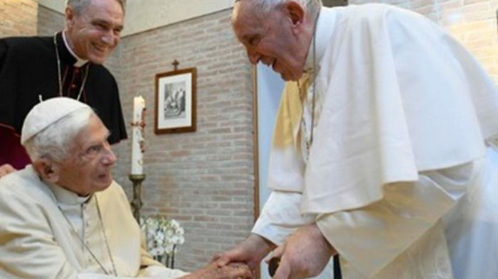 Бывший понтифик очень болен — Франциск