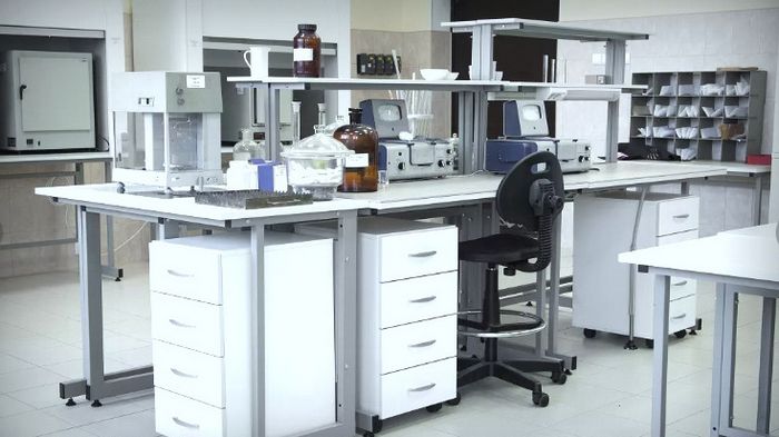 Лабораторные столы: требования и виды