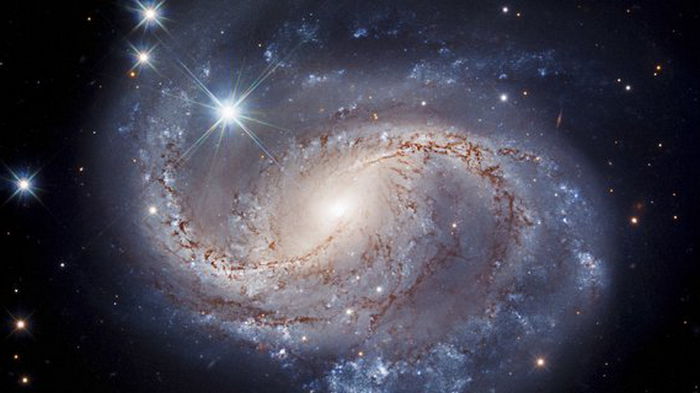 Космический телескоп Хаббл показал фото отдаленной спиральной галактики с «перемычкой»