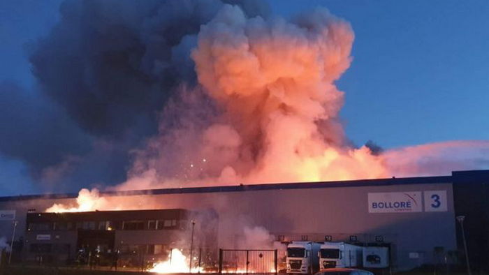 Масштабный пожар во Франции: на складе с литиевыми батареями слышны взрывы