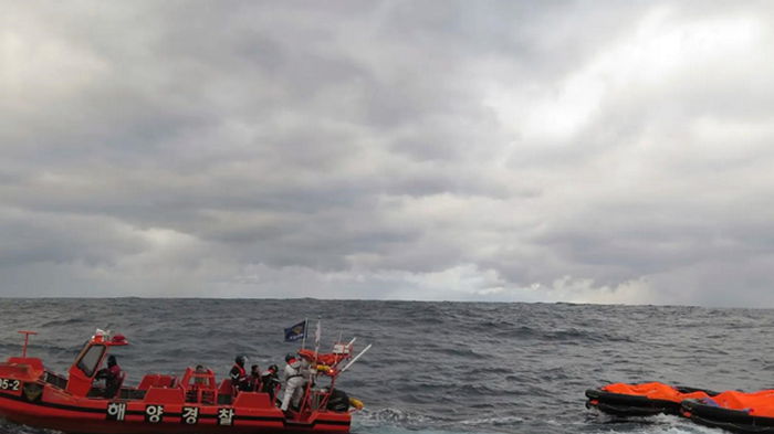 Возле берегов Японии затонуло судно с людьми — Bloomberg