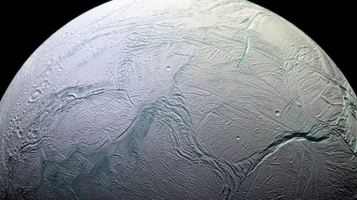 Таинственный глубокий снег покрывает ледяной спутник Сатурна: как он туда попал